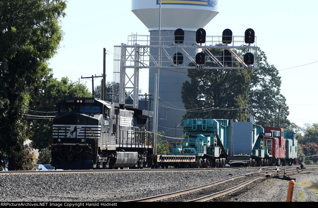 NS 9504 leads train O55 southbound